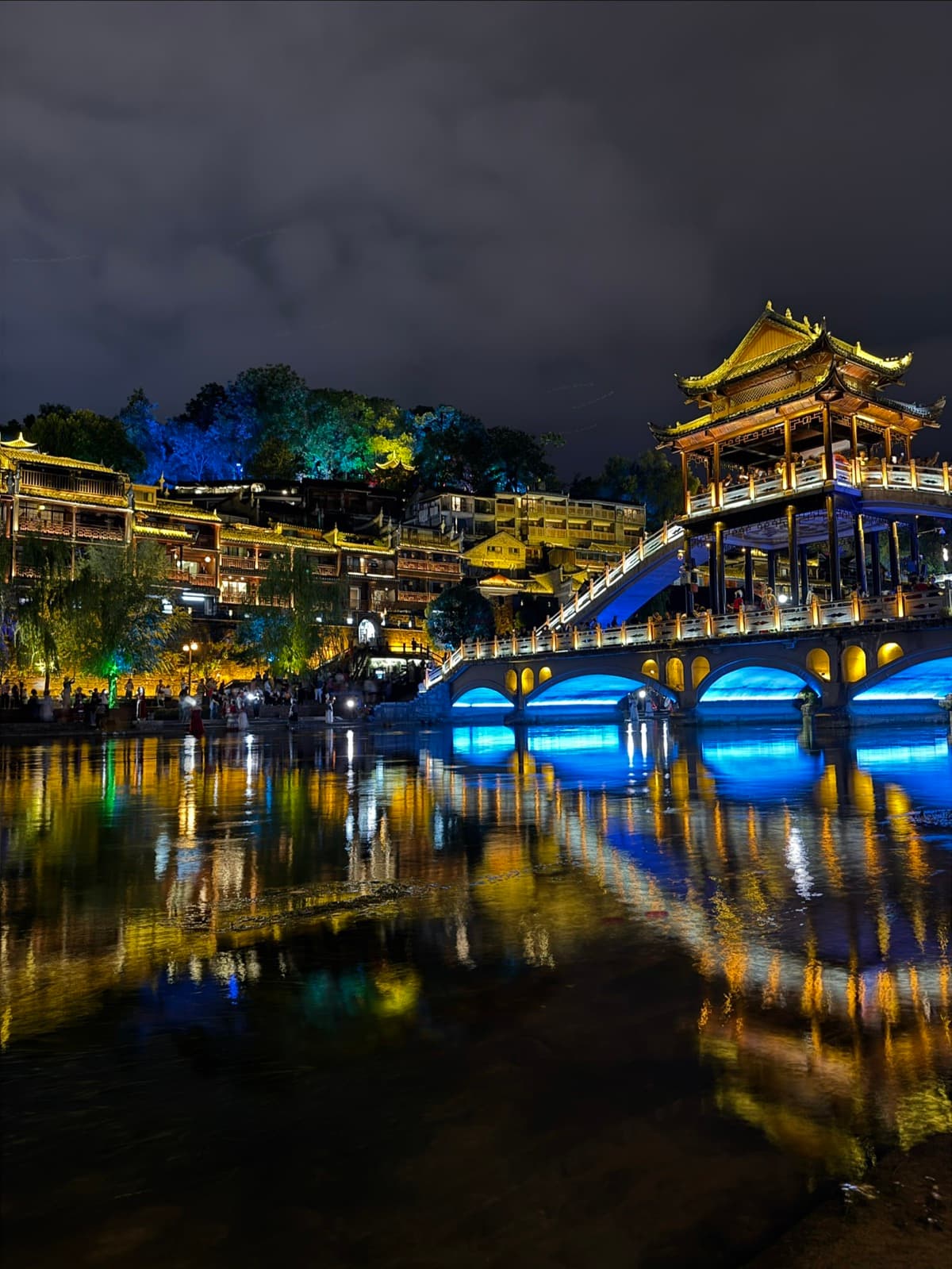 Cidade antiga de Fenghuang à noite