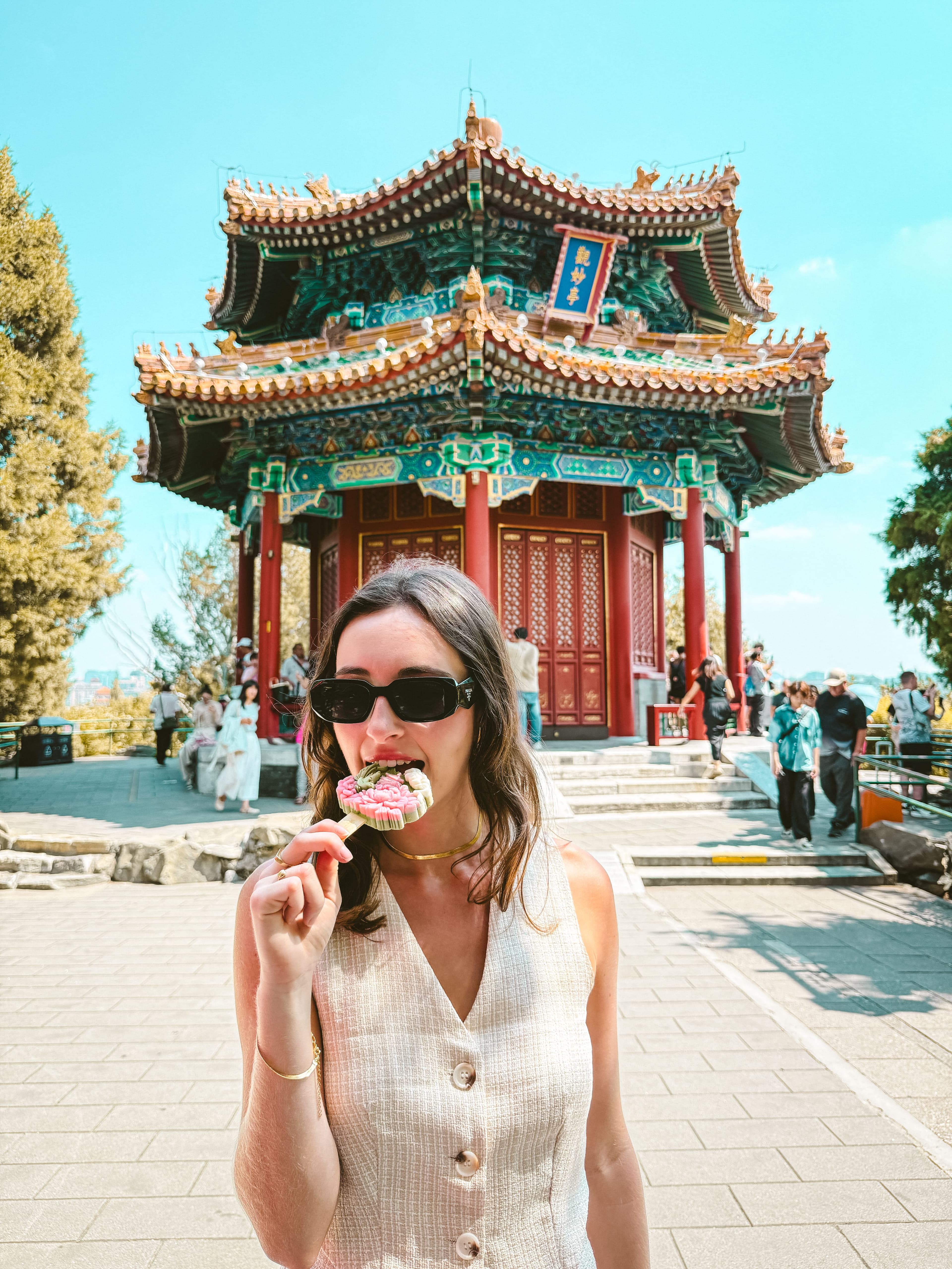 Fernanda em frente a templo chinês
