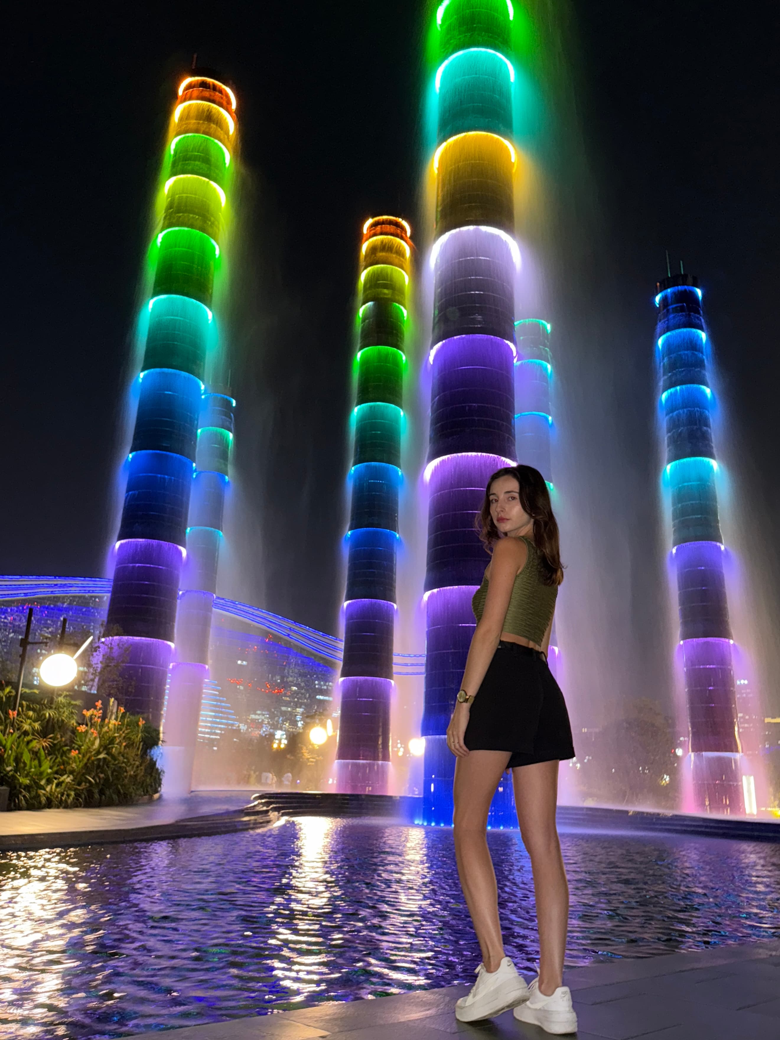 Fontes iluminadas à noite