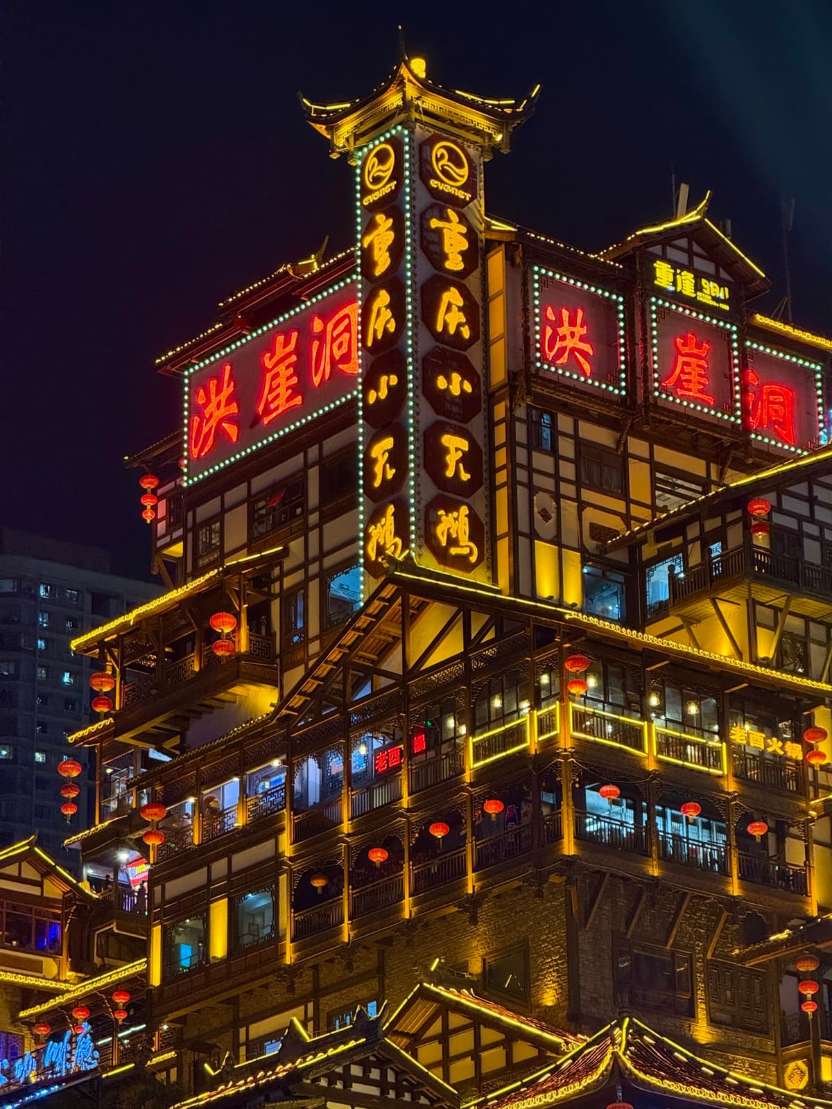 Hongyadong iluminado à noite